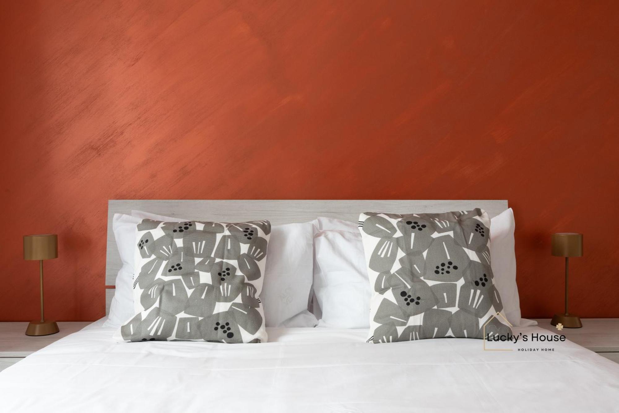 Apartment Lucky's House - 400mt To Metro A, 3 Bedrooms, 6-8 Pax, A-c,