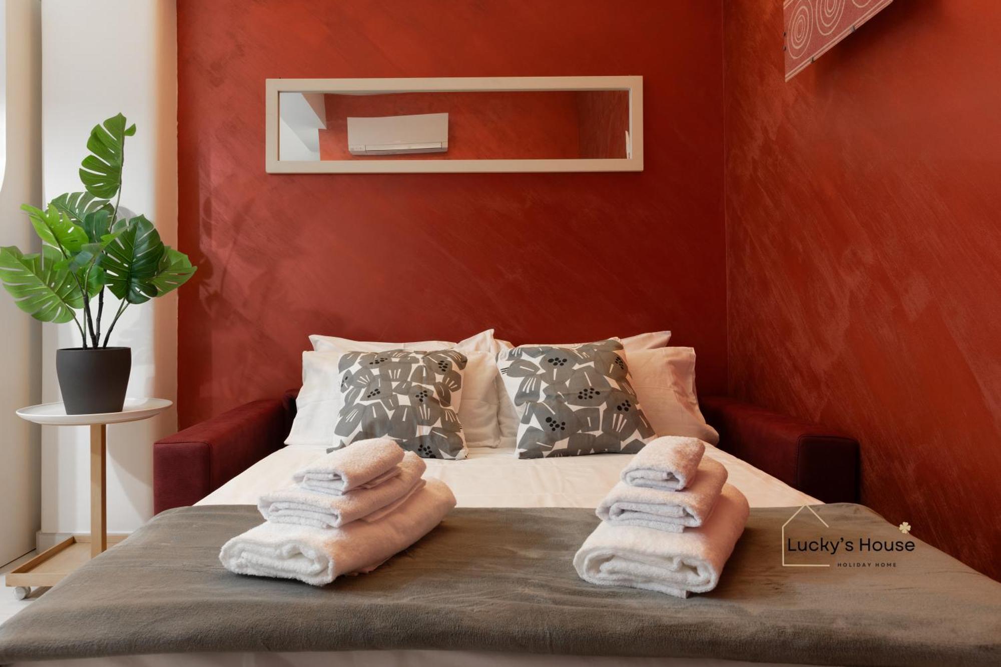 Apartment Lucky's House - 400mt To Metro A, 3 Bedrooms, 6-8 Pax, A-c,