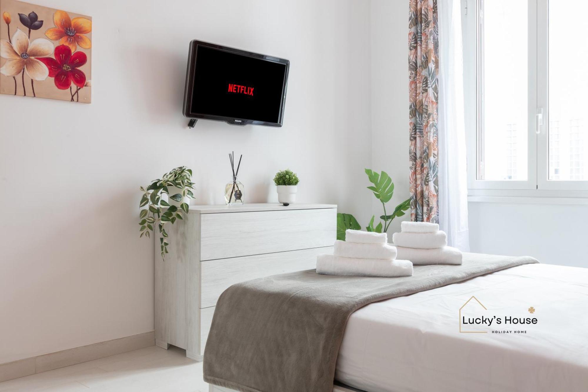 Apartment Lucky's House - 400mt To Metro A, 3 Bedrooms, 6-8 Pax, A-c,