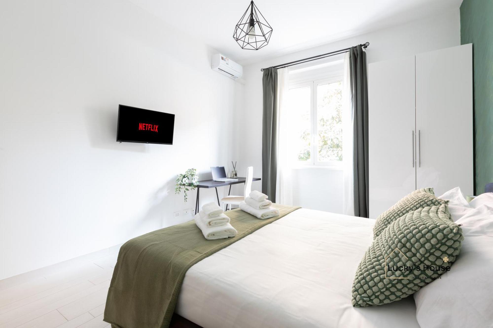 Apartment Lucky's House - 400mt To Metro A, 3 Bedrooms, 6-8 Pax, A-c, *