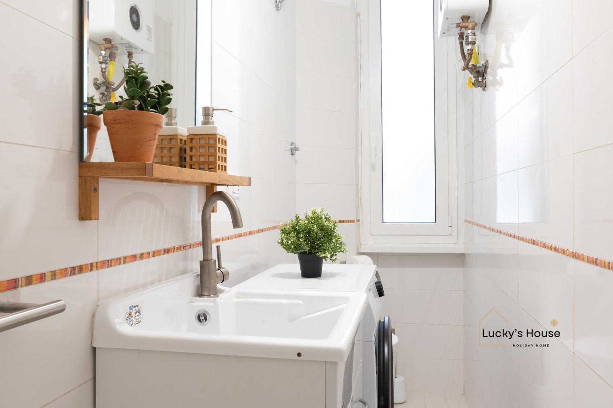 Lucky's House - 400mt To Metro A, 3 Bedrooms, 6-8 Pax, A-c,