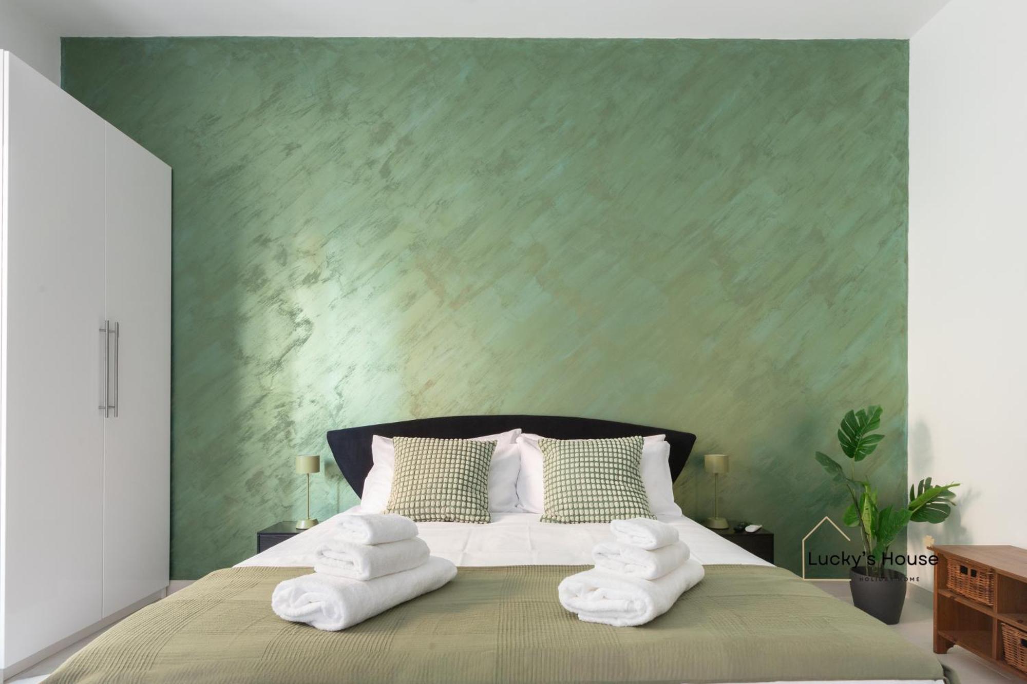 Apartment Lucky's House - 400mt To Metro A, 3 Bedrooms, 6-8 Pax, A-c,