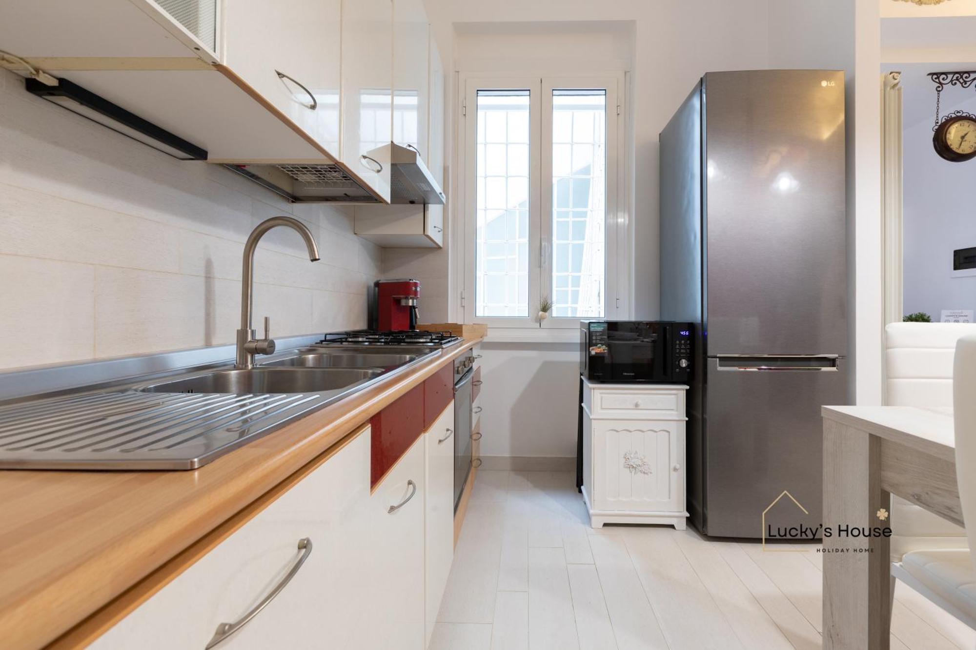 Apartment Lucky's House - 400mt To Metro A, 3 Bedrooms, 6-8 Pax, A-c, Rom